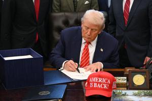 Le président américain Donald Trump signe une loi de financement, le 3 février 2026.