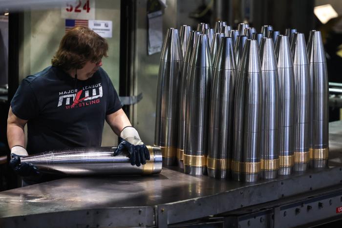 Un employé manipule des obus de calibre 155 mm après le processus de fabrication à l'usine de munitions de l'armée de Scranton (SCAAP) à Scranton, en Pennsylvanie, le 16 avril 2024.