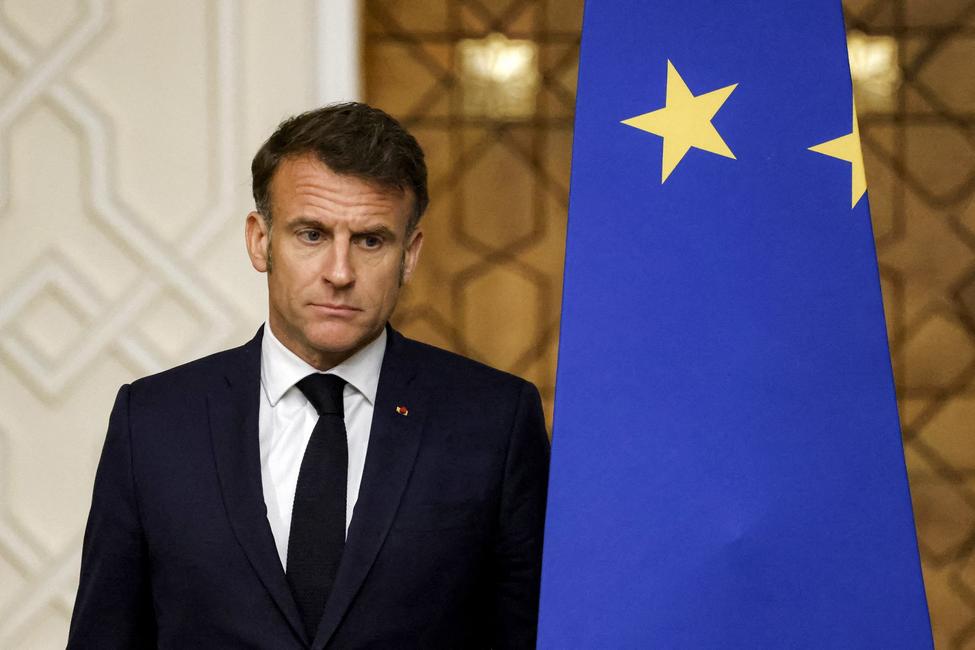 Le président français Emmanuel Macron, debout aux côtés du drapeau de l'Union européenne, lors de sa rencontre avec le président égyptien au palais présidentiel du Caire, le 7 avril 2025.