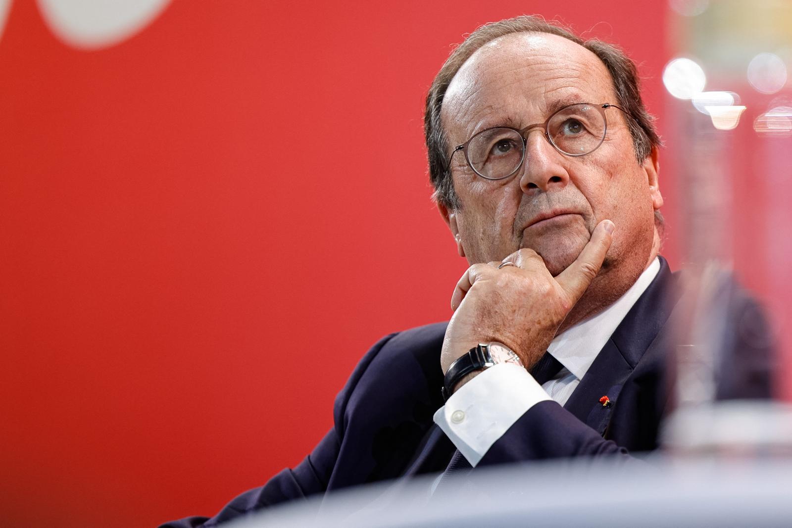 L'ancien président français et député socialiste François Hollande assiste à un rassemblement de la gauche sociale-démocrate à Pontoise, au nord de Paris, le 16 novembre 2025.