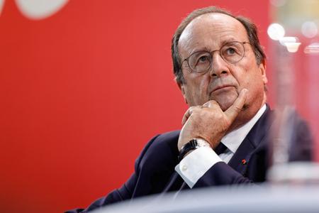 L'ancien président français et député socialiste François Hollande assiste à un rassemblement de la gauche sociale-démocrate à Pontoise, au nord de Paris, le 16 novembre 2025.