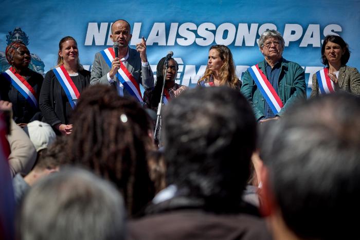 Manuel Bompard lors d'un rassemblement place de la République contre le RN le 6 avril 2025.