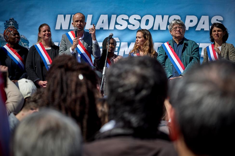 Manuel Bompard lors d'un rassemblement place de la République contre le RN le 6 avril 2025.