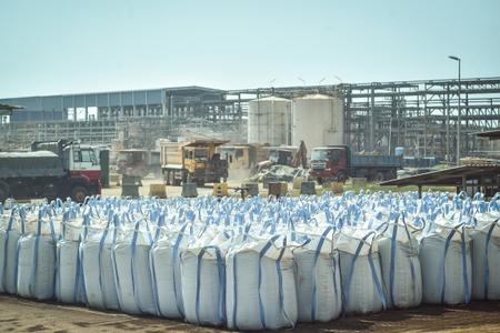 Cette photo montre des sacs contenant un mélange de terres rares lors d’une visite des installations de la société minière australienne Lynas à Gebeng, dans l’est de la Malaisie, le 8 avril 2026. Des tonnes de minerais de terres rares emballés étaient prêtes à être expédiées depuis cette usine malaisienne, au cœur des ambitions de l’entreprise australienne visant à desserrer l’emprise de la Chine sur l’approvisionnement en éléments critiques. (Image d'illustration)