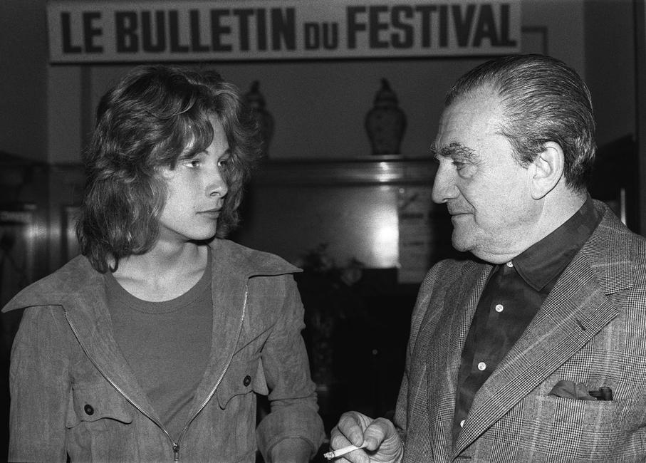 Le réalisateur italien Luchino Visconti (à droite) discute avec le jeune acteur suédois Bjorn Andresen, le 24 mai 1971 à Cannes, lors du Festival international du film. (Photo : AFP)