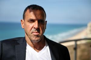 Eli Sharabi, un ancien otage israélien enlevé à son domicile lors de l'attaque du Hamas contre Israël le 7 octobre 2023 et libéré en février 2025, pose pour une photo dans la ville israélienne d'Herzliya, le 20 octobre 2025.