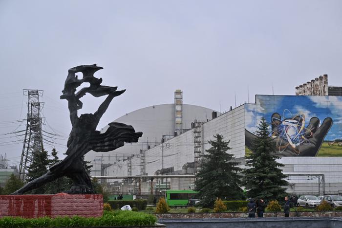 Le nouveau confinement de sécurité de la centrale nucléaire de Tchernobyl, qui recouvre le réacteur n° 4, à l'occasion de l'anniversaire de la pire catastrophe nucléaire de l'histoire.