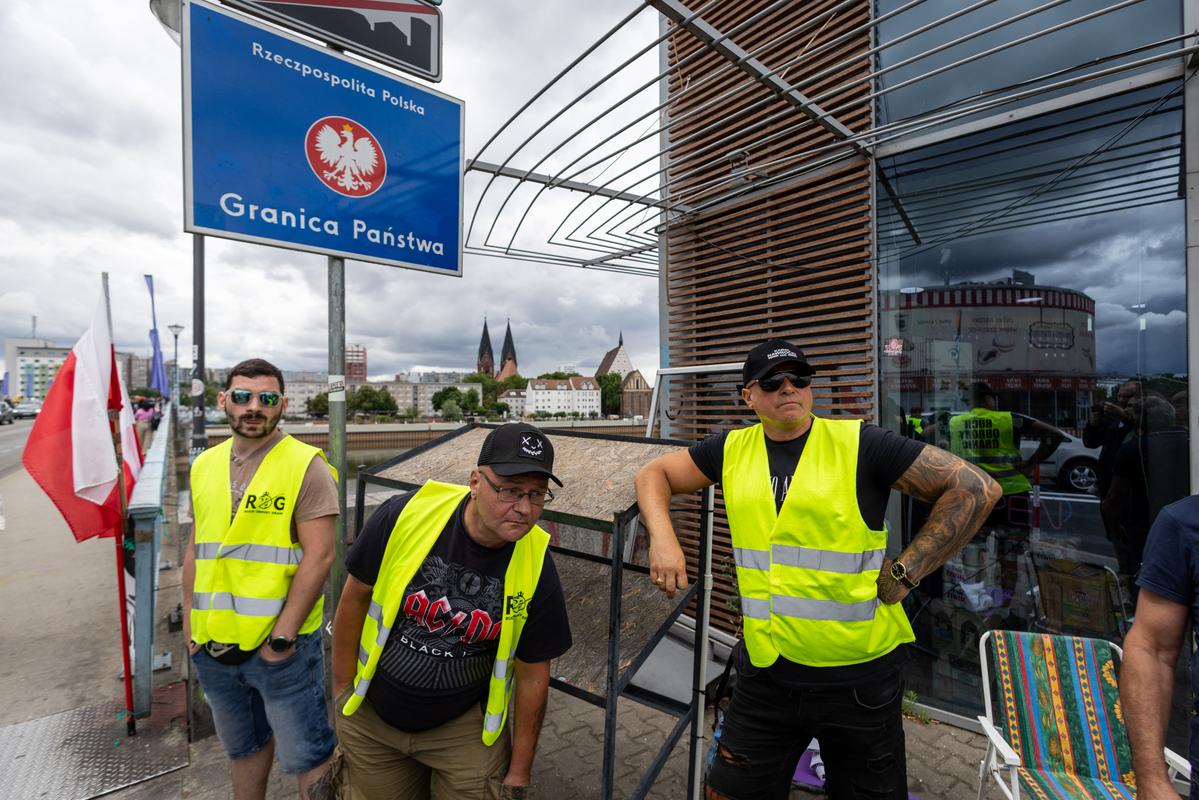 Des membres du « Mouvement de défense des frontières » (ROG) occupent un poste de « patrouille citoyenne » officieuse à la frontière germano-polonaise à Slubice, dans l'ouest de la Pologne, près de Francfort-sur-l'Oder, le 7 juillet 2025.