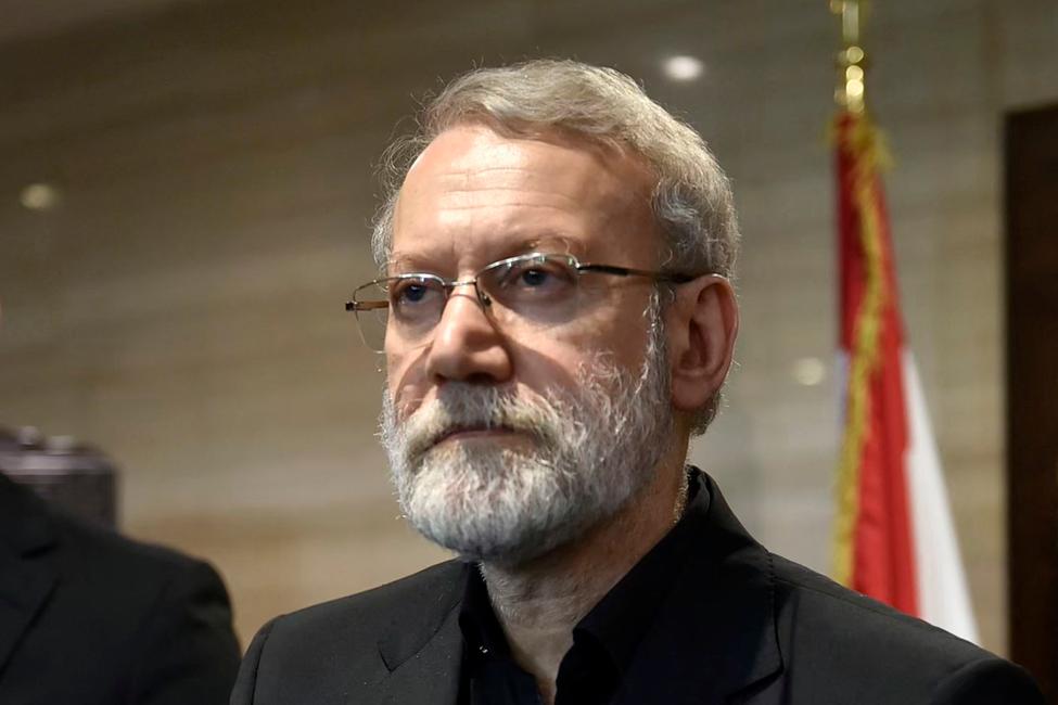 Cette photo diffusée par le bureau de presse du Parlement libanais montre Ali Larijani, chef du Conseil suprême de sécurité nationale iranien, s'exprimant après sa rencontre avec le président du Parlement libanais à Beyrouth le 13 août 2025.