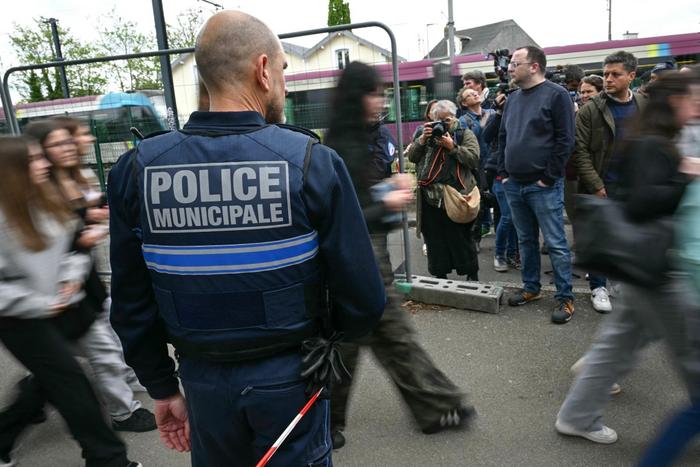Un agent de la police municipale devant le lycée Notre-Dame de Toutes-Aides, à Nantes, le 24 avril 2025.