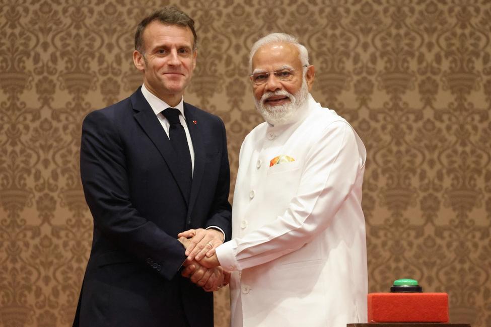 Le président français Emmanuel Macron (à gauche) et le Premier ministre indien Narendra Modi se serrent la main lors d'une conférence de presse à Mumbai le 17 février 2026, à l'occasion de déclarations conjointes.