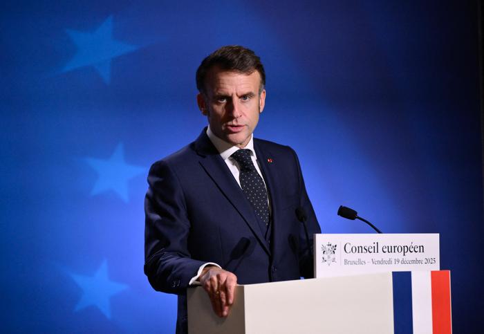 Le président Emmanuel Macron s'exprime lors d'une conférence de presse à l'issue du Conseil européen à Bruxelles, en Belgique, le 19 décembre 2025.