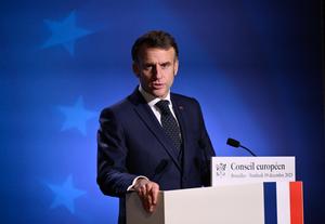 Le président Emmanuel Macron s'exprime lors d'une conférence de presse à l'issue du Conseil européen à Bruxelles, en Belgique, le 19 décembre 2025.