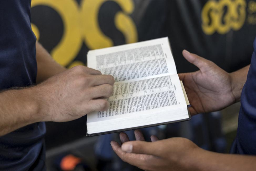 Un homme lit des passages de la Bible (image d'illustration).