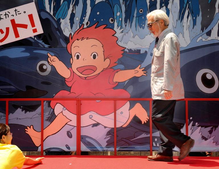 L'animateur et réalisateur japonais oscarisé Hayao Miyazaki devant un panneau publicitaire pour une séance photo après la sortie de son nouveau film d'animation « Ponyo sur la falaise au bord de la mer » dans un cinéma de Tokyo, le 19 juillet 2008.