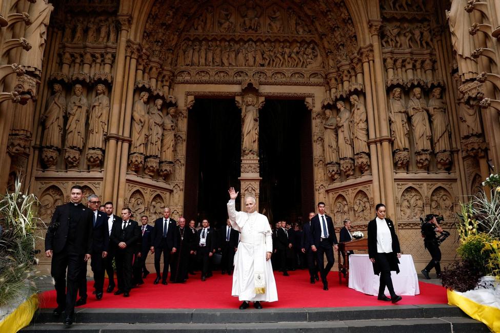 Le pape Léon XIV salue la foule à sa sortie de la cathédrale Saint-Étienne de Metz, à Metz, dans le nord-est de la France, le 28 septembre 2026, dernier jour de sa visite en France. (Photo : Benoit Tessier / POOL / AFP)
