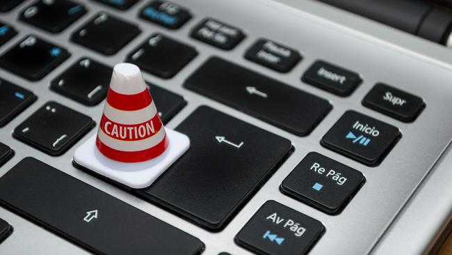 Plus d'une centaine de juristes, universitaires, journalistes et personnalités publiques du monde entier ont signé une lettre adressée à la Commission européenne le 9 octobre, appelant à une révision « rigoureuse et transparente » de la loi sur les services numériques (DSA).