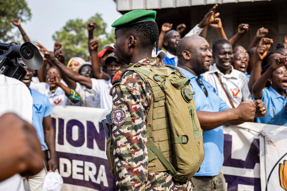 Un membre des forces armées de la République centrafricaine porte un écusson avec le logo du groupe de mercenaires privé Wagner sur son uniforme alors qu'il escorte le président de la République centrafricaine Faustin-Archange Touadera lors de la Journée africaine de l'alimentation scolaire à Bouboui, le 1er mars 2025.