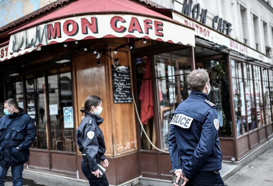 bar café restaurant police couvre-feu AFP