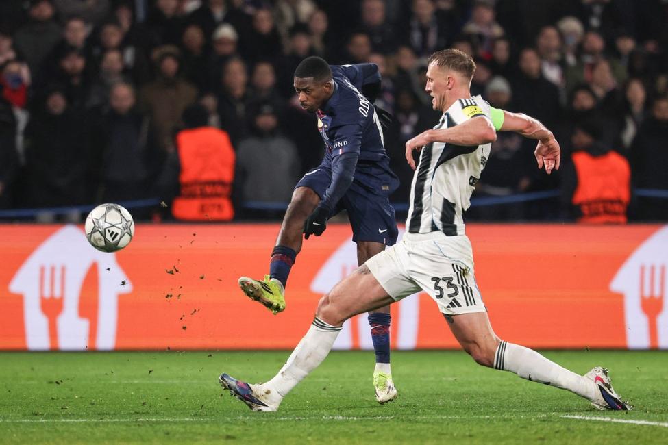 L'attaquant français du PSG Ousmane Dembélé à côté du défenseur anglais Dan Burn lors du match de Ligue des champions entre le PSG et Newcastle au stade Parc des Princes à Paris, le 28 janvier 2026.