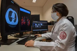Claudia da Costa Leite, professeure au Département de radiologie et d'oncologie, travaille sur une plateforme d'identification des lésions pulmonaires grâce à l'intelligence artificielle, au Brésil, pour diagnostiquer le Covid-19.