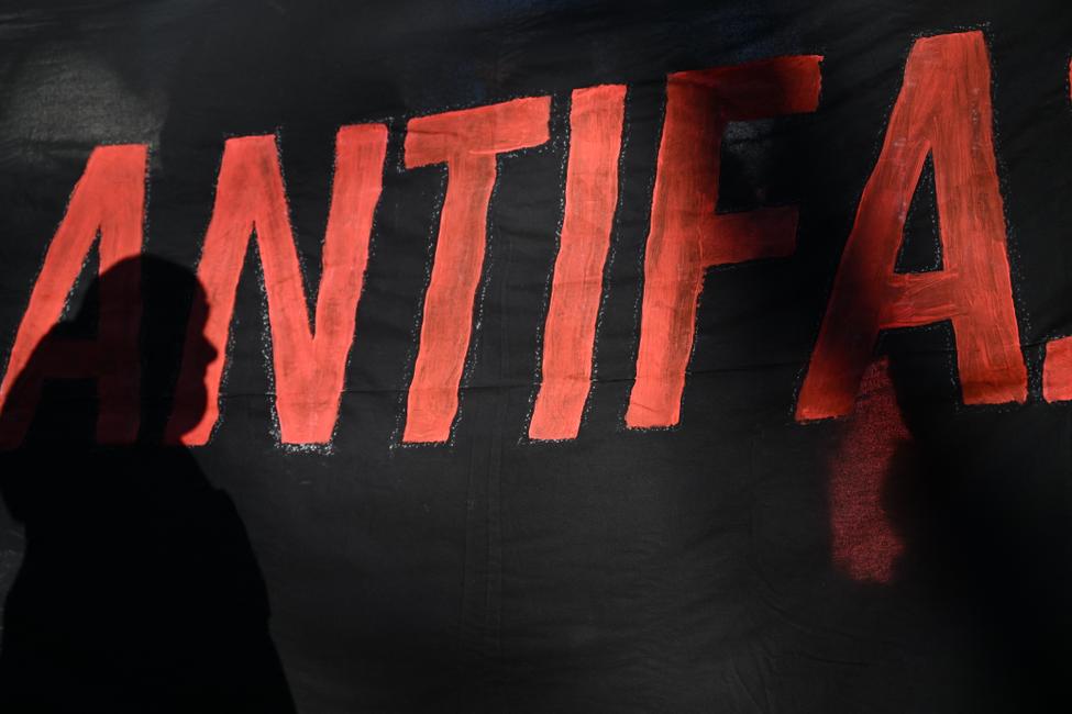 Une banderole portant l'inscription « Antifa » est visible lors d'une manifestation sous le slogan « Bloquez Alice Weidel », lors d'une réunion de campagne à Neu-Isenburg, près de Francfort-sur-le-Main, dans l'ouest de l'Allemagne, le 1er février 2025.