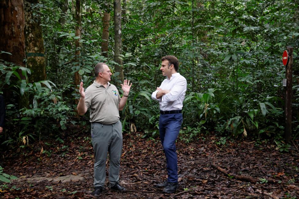 Emmanuel Macron visite la « Forêt des Géants » dans l'arboretum de Raponda Walker avec le ministre des Eaux, des Forêts, de la Mer et de l'Environnement du Gabon Lee White à Libreville le 2 mars 2023.
