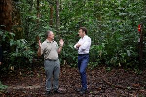 Emmanuel Macron visite la « Forêt des Géants » dans l'arboretum de Raponda Walker avec le ministre des Eaux, des Forêts, de la Mer et de l'Environnement du Gabon Lee White à Libreville le 2 mars 2023.