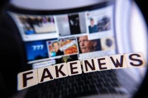 Un rapport de 2022 de l'Ofcom, organisme de surveillance des médias, a révélé que seulement 11 % des jeunes de 11 à 17 ans étaient capables de reconnaître de manière fiable les signes indiquant l'authenticité d'une publication.