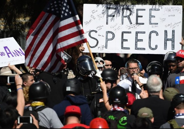 En avril 2017, une manifestation à l’université de Berkeley, en Californie, contre l’interdiction faite à Ann Coulter, éditorialiste, de venir s’exprimer sur le campus.