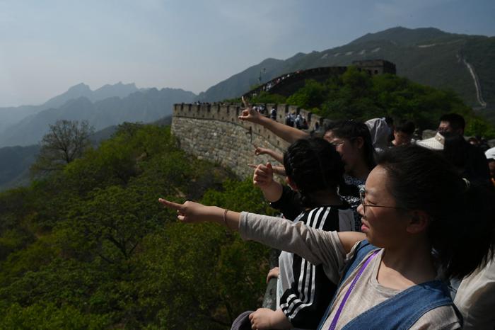 Des touristes posent sur la Grande Muraille de Chine à Mutianyu, au nord de Pékin, en mai 2023.
