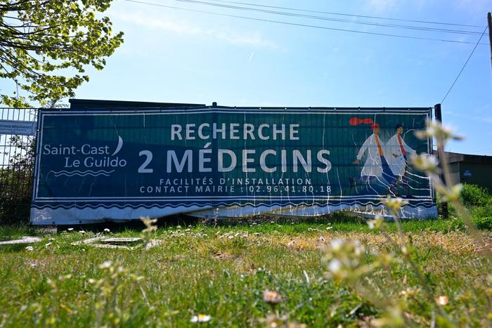 Cette photographie montre une affiche de recrutement annonçant des postes de médecins locaux à Saint-Cast-le-Guildo, dans l'ouest de la France, le 11 avril 2025.