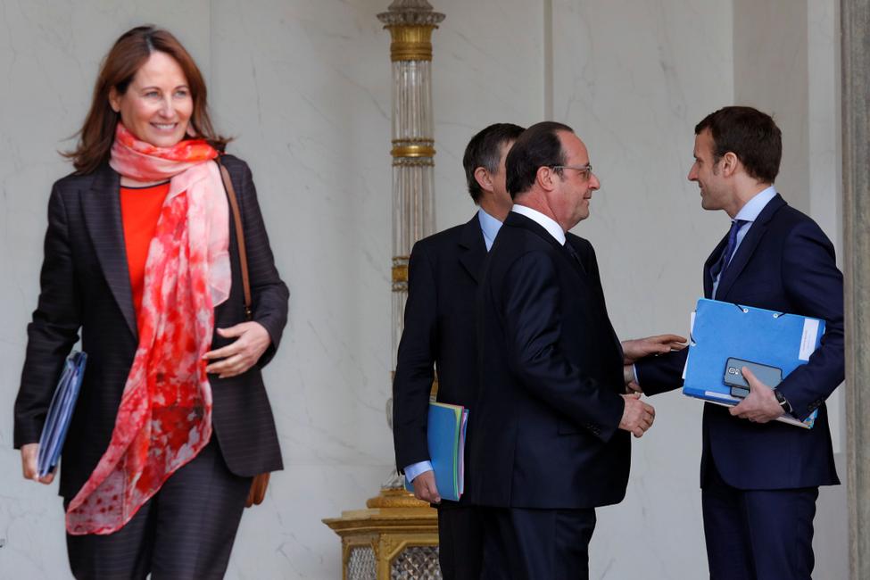 A la sortie du Conseil des ministres le 27 avril 2016, Emmanuel Macron serre la main du président Hollande. Au premier plan, Ségolène Royal.