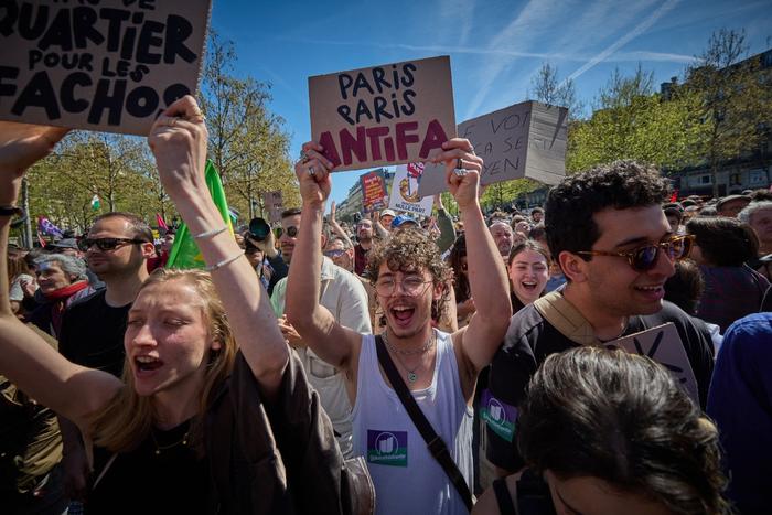 Un manifestant tient une pancarte sur laquelle est écrit « Paris Paris Antifa » lors d'un rassemblement contre l'extrême droite à Paris, le 6 avril 2025.