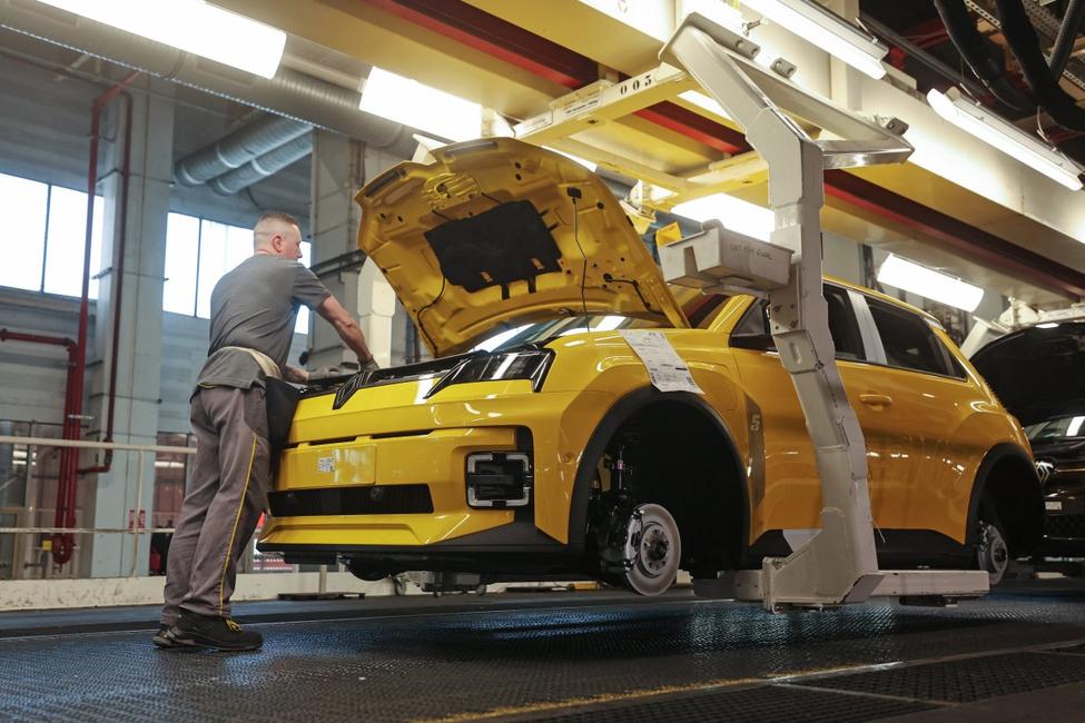 Un employé travaille sur une chaîne de montage du site de fabrication Ampere ElectriCity du groupe Renault à Douai, le 5 mars 2025.