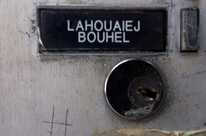 La plaque à l'extérieur du bâtiment où a vécu Mohamed Bouhlel à Nice (Alpes-Maritimes), le tueur au volant du semi-remorque de l'attentat du 14 juillet sur la promenade des Anglais à Nice, le 17 Juillet 2016.