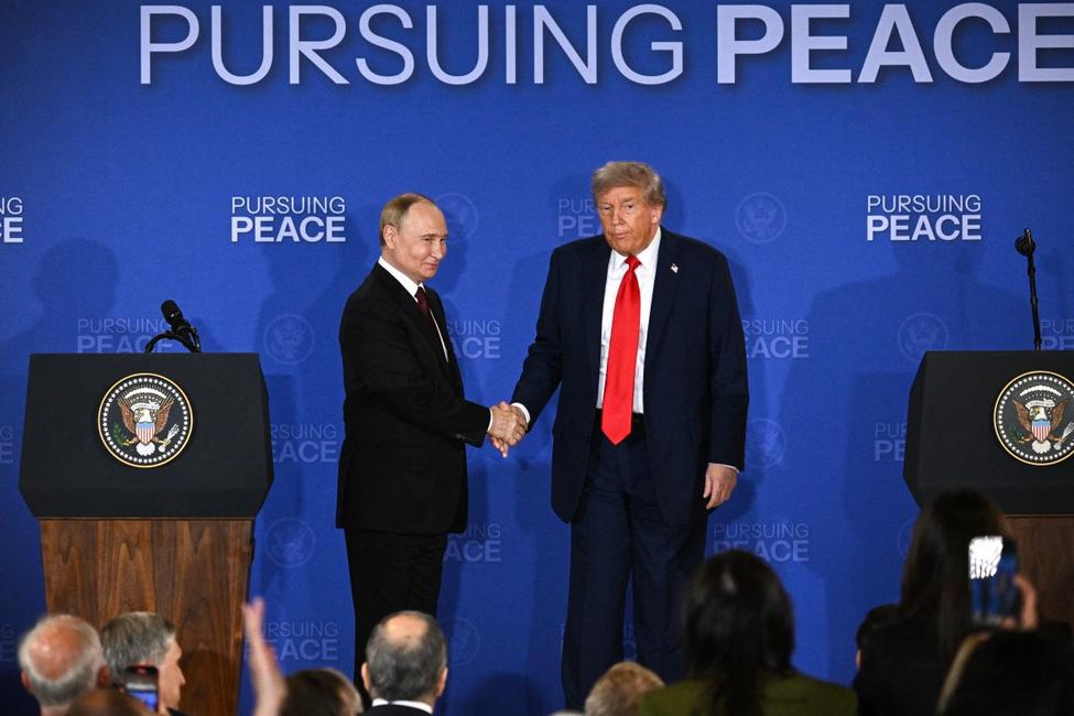 Donald Trump et Vladimir Poutine se serrent la main à la fin d'une conférence de presse conjointe après avoir participé à un sommet sur l'Ukraine en Alaska, le 15 août 2025.