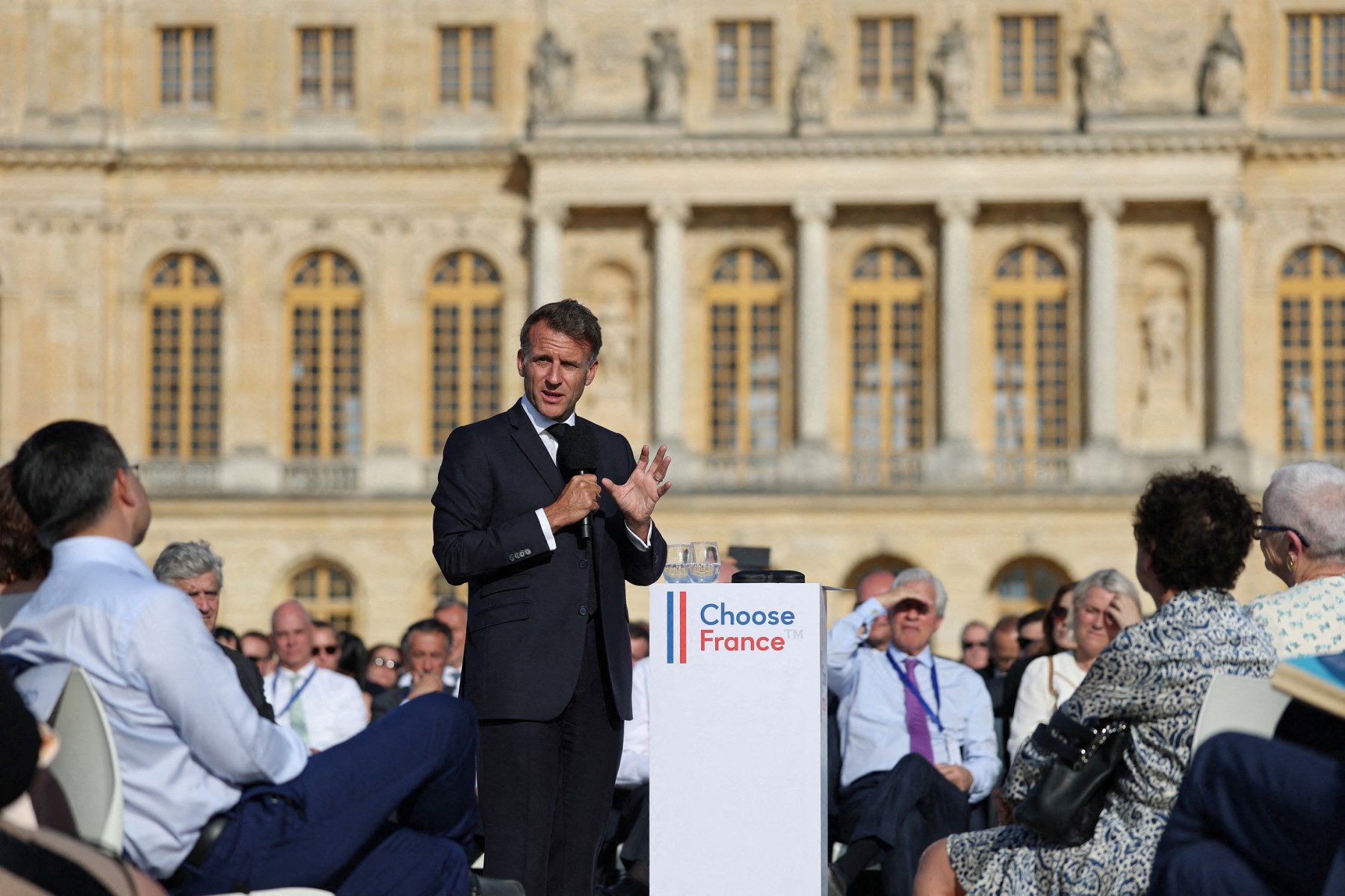La France, homme malade de l'Europe et les Anglo-saxons affûtent leurs flèches