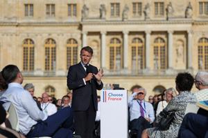 Le président Emmanuel Macron prononce un discours lors du sommet économique « Choose France », destiné à attirer les investisseurs étrangers dans le pays, au château de Versailles le 1er juin 2026. 