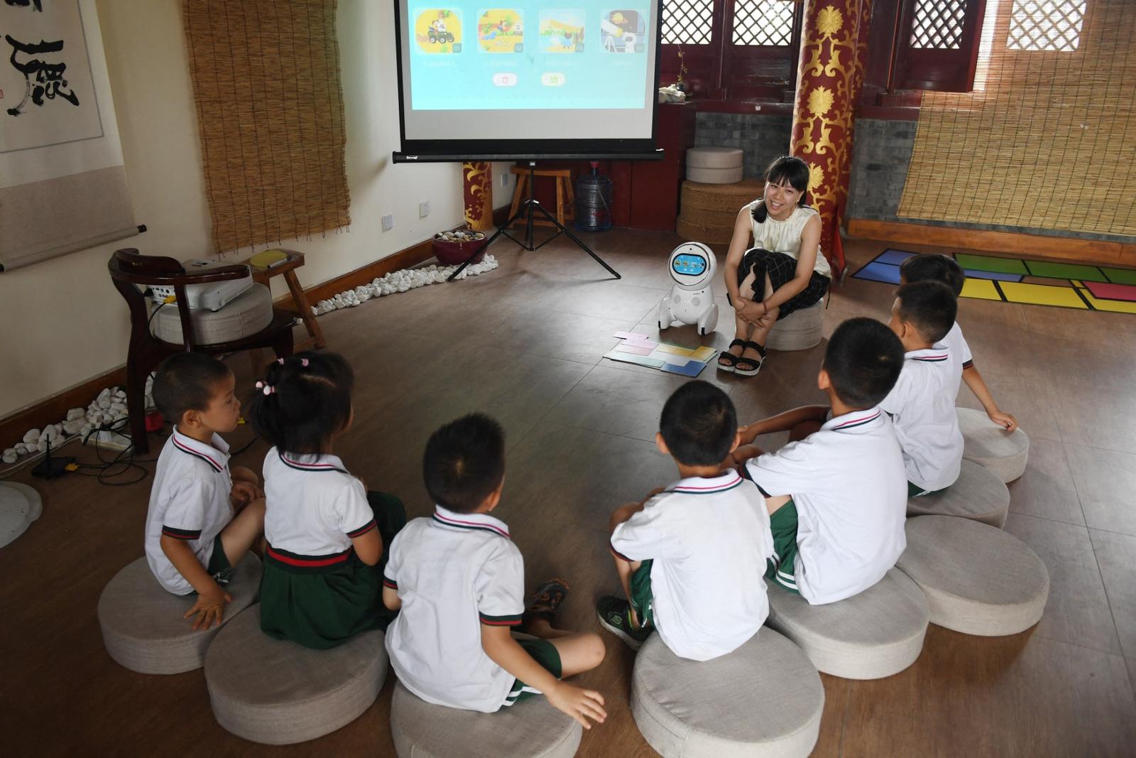 L'éducatrice Candy Xiong présente le robot Keeko dans une maternelle en Chine.