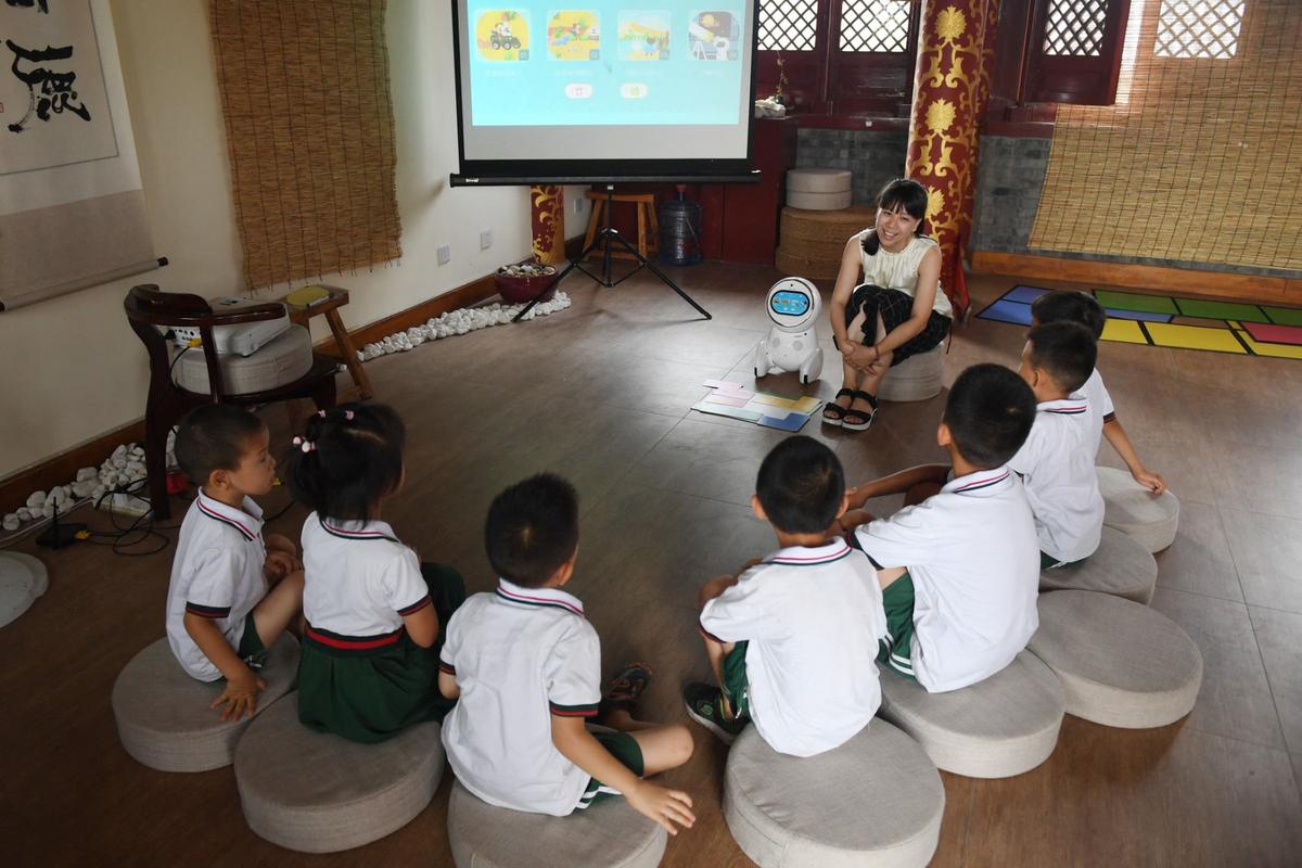 L'éducatrice Candy Xiong présente le robot Keeko dans une maternelle en Chine.