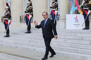 François Hollande sur le perron de l'Elysée en 2017 : "Salut les gars, il s'est passé des trucs majeurs en mon absence ?"