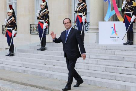 François Hollande sur le perron de l'Elysée en 2017 : "Salut les gars, il s'est passé des trucs majeurs en mon absence ?"