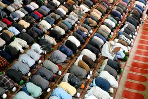 Des fidèles musulmans accomplissent les prières du soir appelées « Tarawih », marquant le début du Ramadan à Lahore, Pakistan, le 11 mars 2024.