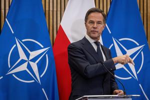 Le secrétaire général de l'OTAN, Mark Rutte, lors d'une conférence de presse conjointe avec le vice-Premier ministre et ministre de la Défense polonais, Wladyslaw Kosiniak-Kamysz, après leur rencontre au centre d'entraînement des forces terrestres de Bemowo Piskie, en Pologne, le 18 décembre 2025.
