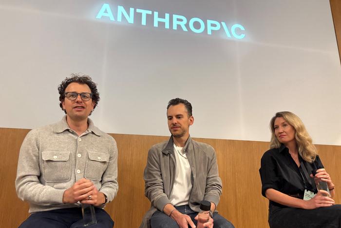 Dario Amodei, PDG d'Anthropic, Mike Krieger, directeur des produits, et Sasha de Marigny, directrice de la communication, lors de la première conférence des développeurs d'Anthropic à San Francisco, en Californie, le 22 mai 2025.