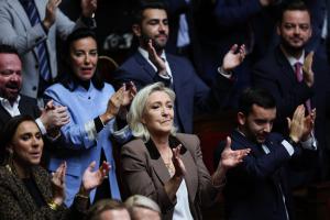 Le groupe RN au Parlement applaudissant après l'adoption de son texte, jeudi 30 octobre 2025
