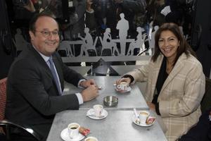 François Hollande, ici au restaurant avec Anne Hidalgo : "Laisse François, je vais mettre ça en note de frais"