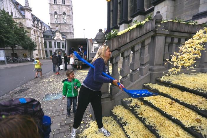 Une frituriste en colère jette des patates crues devant la mairie de Gand (Belgique) le 7 juin 2016