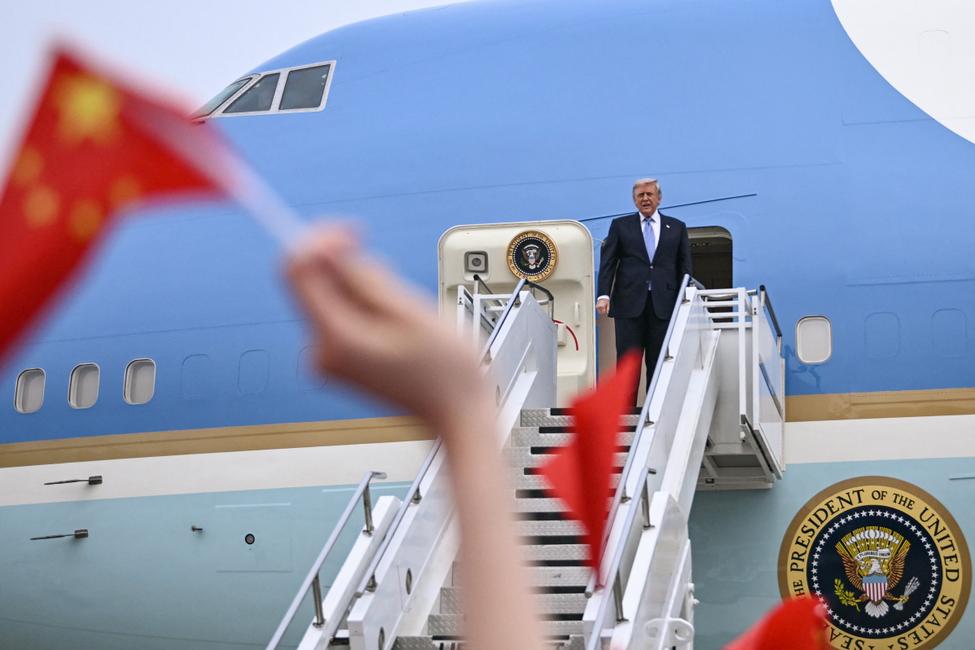 Le président américain Donald Trump monte à bord d'Air Force One avant son départ de l'aéroport international de Pékin, le 15 mai 2026.